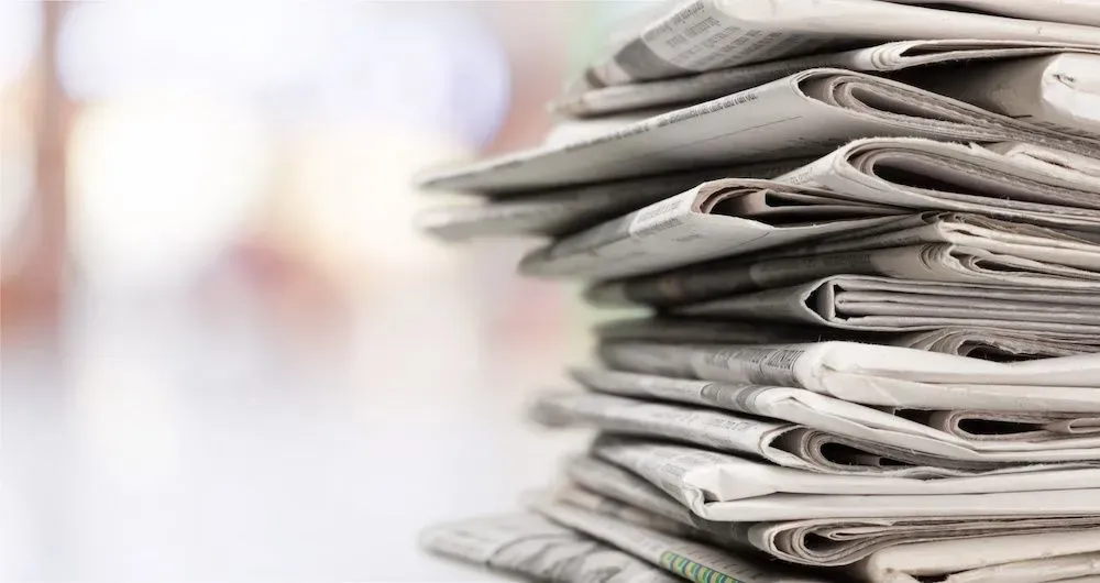 Pile de journaux empilés pour la publication d'avis de décès.