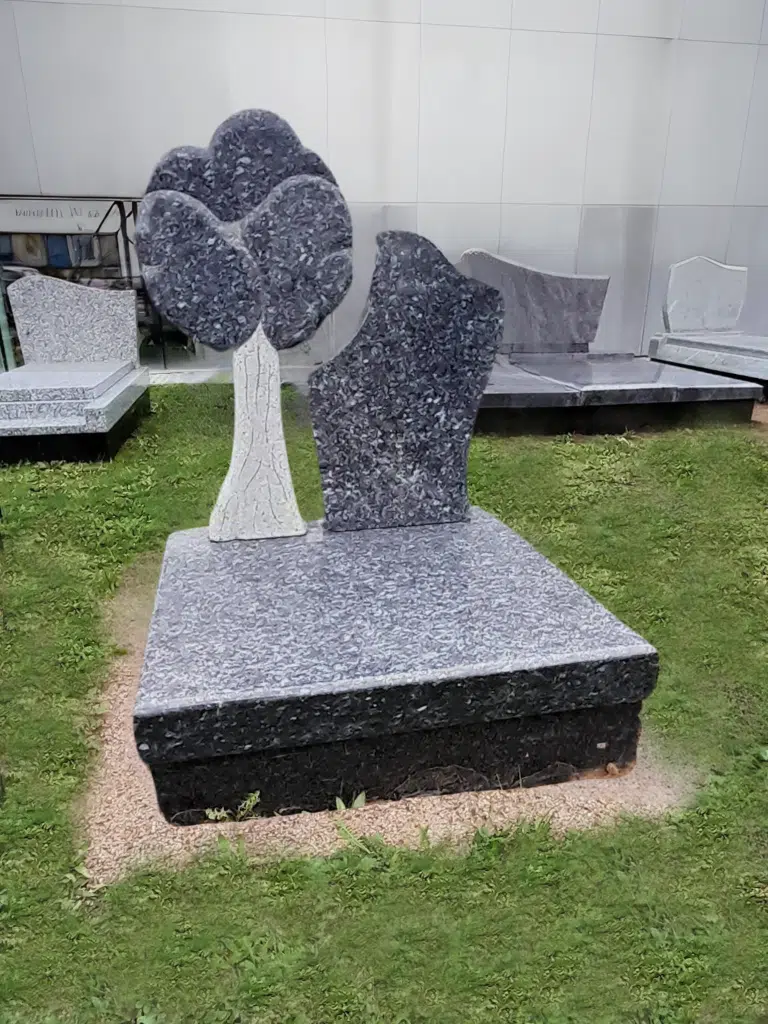 Petite tombe cinéraire en granit personnalisée avec motif d'arbre sculpté.