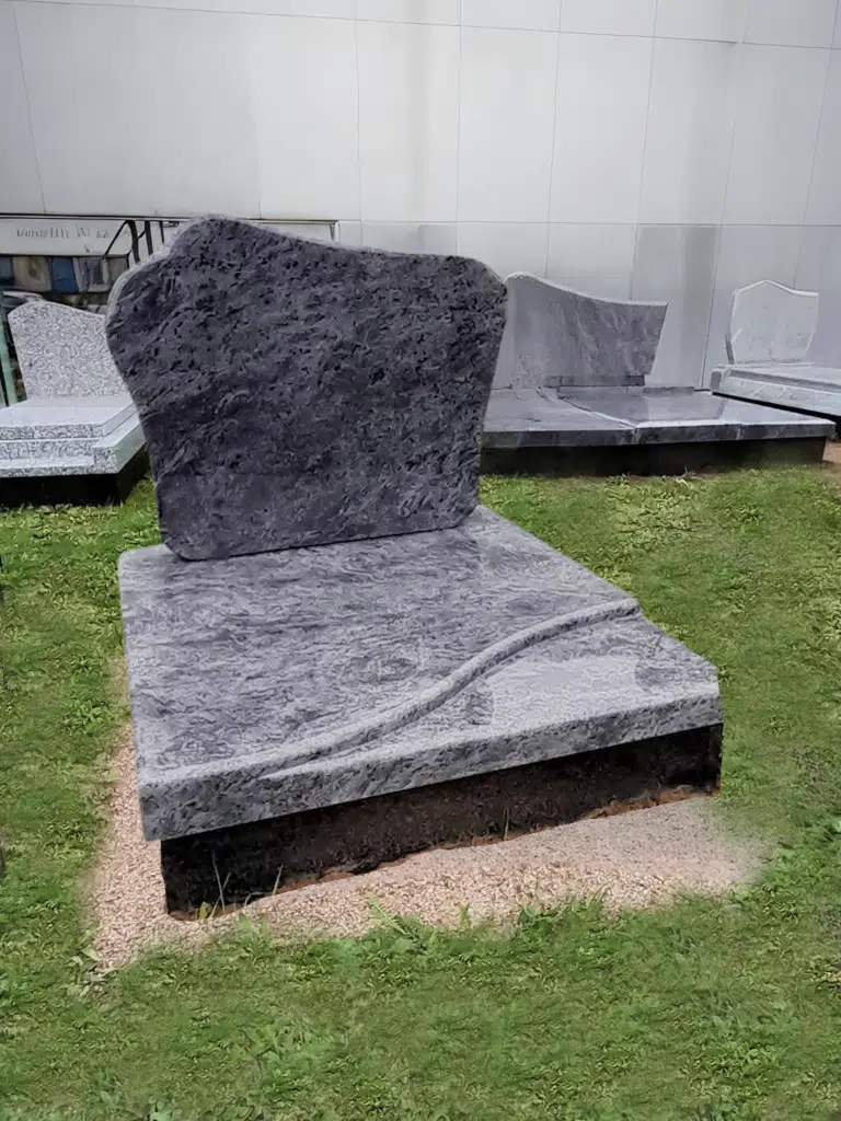 Pierre tombale cinéraire en granit bleu veiné au design épuré.