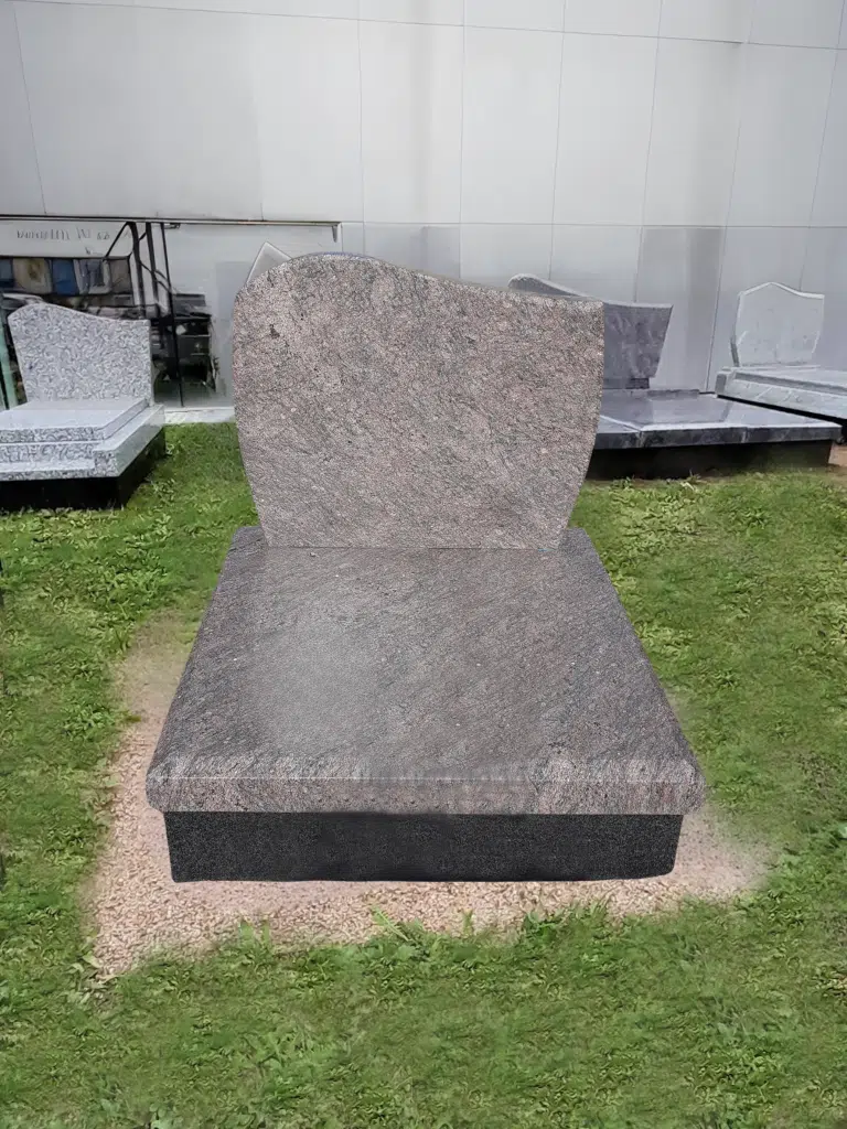 Monument cinéraire discret en granit gris poli exposé en extérieur.